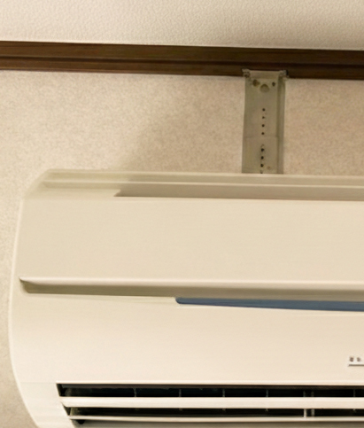 エアコンの裏に見える「謎の金具」の正体！「たて桟（さん）」の役割って？エアコンと室外機の交換配線電気工事（既設機種：AS-E227H、交換機種：AS-AH222M-W｜富士通ゼネラル）｜神奈川県川崎市中原区